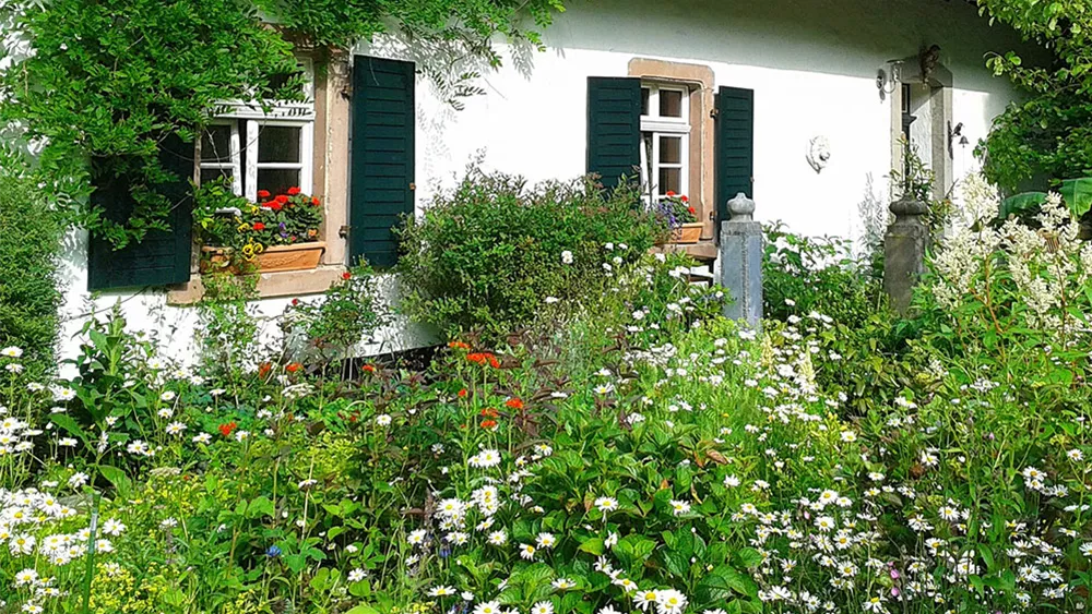 Idyllische Cottage Gärten und romantische Landhausgärten gestalten