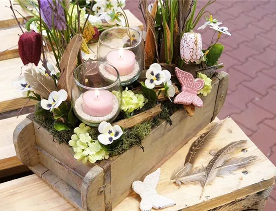Frühlingsdeko-Idee: Die bepflanzte Ziegelstein-Kiste aus Holz